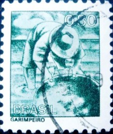 Selo postal do Brasil de 1977 Garimpeiro