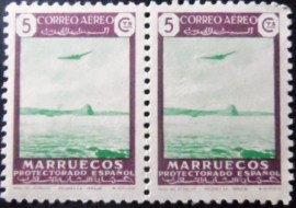 Par de selos postais do Marrocos de 1949 Landscape & aircraft