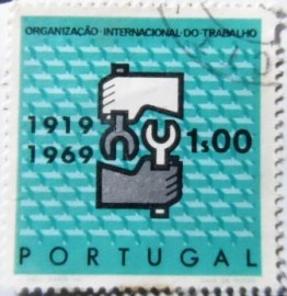 Selo postal de Portugal de 1969 ILO Emblem