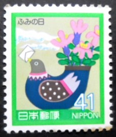 Selo postal do Japão de 1989 Bird as vase holding envelope
