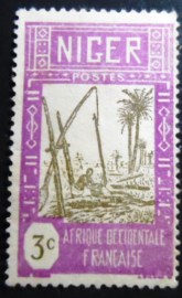 Selo postal do Niger de 1939 Drawing Water from Well