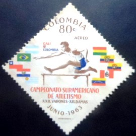 Selo postal da Colômbia de 1963 Hurdler and Flags