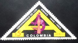 Selo postal da Colômbia de 1969 Microscope and Pen