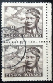 Par de selos postais da Tchecoslováquia de 1947 Capt. Frantisek Novak