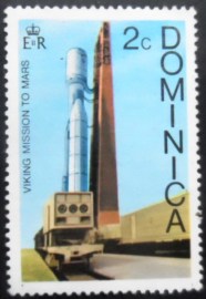 Selo postal da Dominica de 1976 Titan 3-D & Centaur D-IT