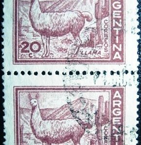 Par de selos postais da Argentina de 1961 Llama