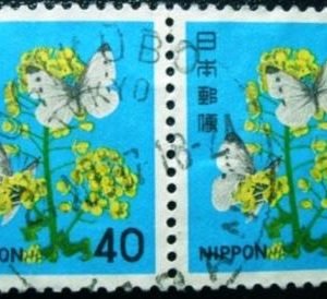 Par de selos do Japão de 1981 Rapeseed Flowers and Butterfly