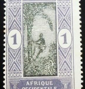 Selo postal de Dahomey de 1913 Man climbing oil palm