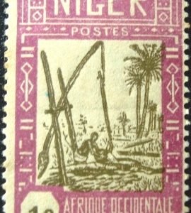 Selo postal do Niger de 1926 Drawing Water from Well