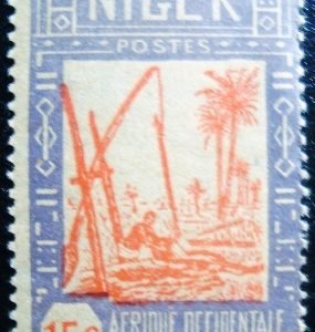 Selo postal do Niger de 1928 Drawing Water from Well