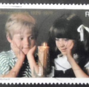 Selo postal da África do Sul de 1979 Children staring at lit candle