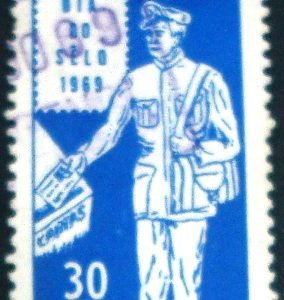 Selo postal do Brasil de 1969 Carteiro