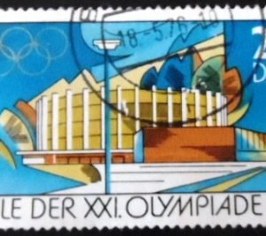 Selo postal da Alemanha de 1976 Town Hall and Gymnasium in Suhl