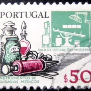 Selo postal de Portugal de 1979 Medical equipment