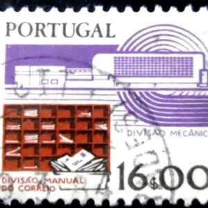 Selo postal de Portugal de 1983 Mail sorting