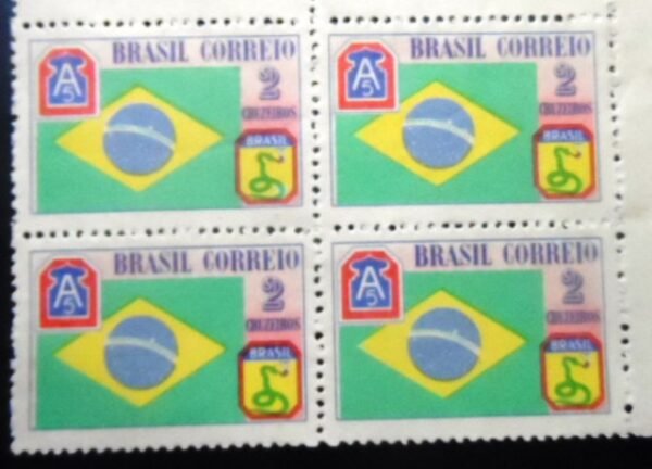 Quadra de selos postais do Brasil de 1945 Bandeira Brasileira M QD