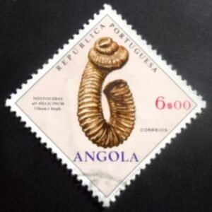 Selo postal de Angola de 1970 Nostoceras U