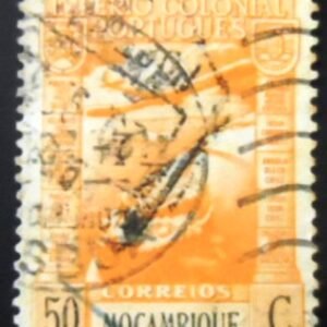 Selo postal de Moçambique de 1938 Airplane over Globe 50c U