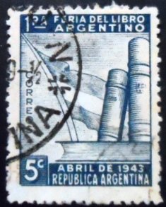 Selo postal da Argentina de 1943 Books and Argentine flag 5 U