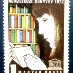 Selo postal da Hungria de 1972 Reading girl in front of bookshelf