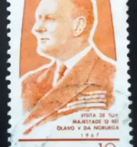 Selo postal do do Brasil de 1967 Rei Olavo V U