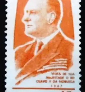 Selo postal do Brasil de 1967 Rei Olavo V M