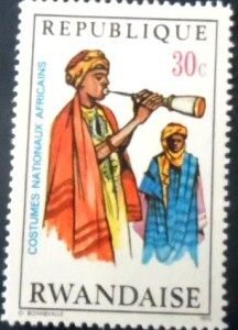 Selo postal de Ruanda de 1978 Musician with wooden flute N