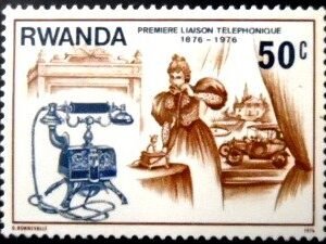 Selo postal da Ruanda de 1976 Making the first telephone call M A