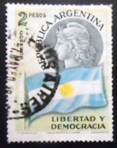 Selo postal da Argentina de 1958 Liberty and flag 2 U