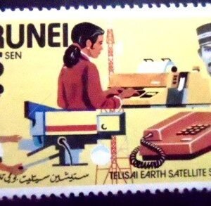 Selo postal do Brunei de 1979 Camera Telex Telephone M
