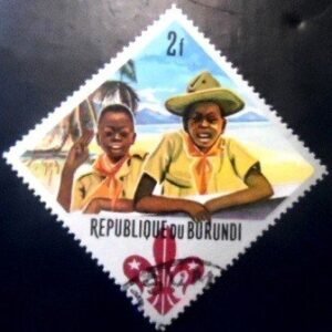 Selo postal do Burundi de 1967 Boy Scout and Cub Scout giving scout sign 2 MCC