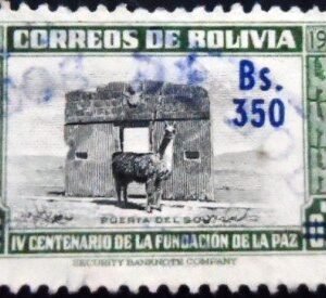 Selo postal da Bolívia de 1957 Gate of the Sun and Llama 350 U
