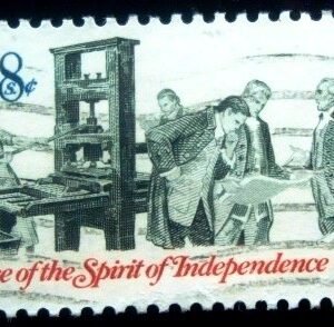 Selo postal dos Estados Unidos de 1973 Patriots Examining Pamphlet