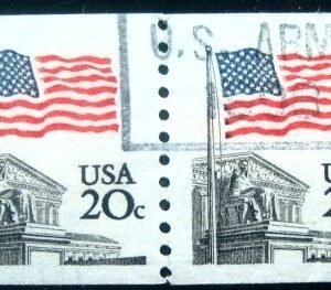 Par de selos postais dos E.Unidos de 1981 Flag over Supreme Court by Dean Ellis Cy