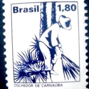 Selo postal do Brasil de 1979 Colhedor de Carnauba M
