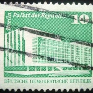 Selo postal da Alemanha Oriental de 1973 Neptune Fountain and Rathausstrasse small