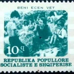 Selo postal da Albânia de 1977 Beni Walks by Himself