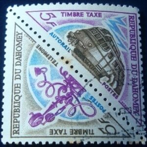 Selo postal de Daomé de 1967 Telephone e Diesel Train