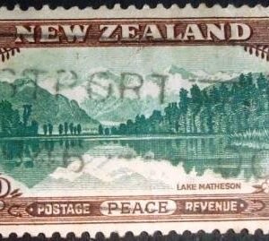 Selo postal comemorativo da Nova Zelândia de 1946 - Lake Matheson