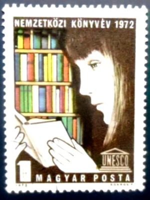 Selo postal da Hungria de 1972 Reading girl in front of bookshelf