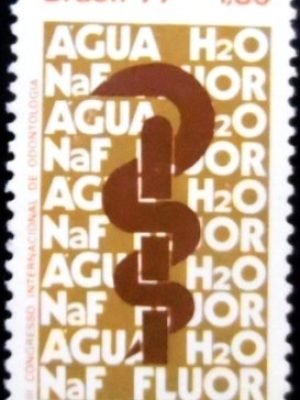 Selo postal do Brasil de 1977 Odontologia M
