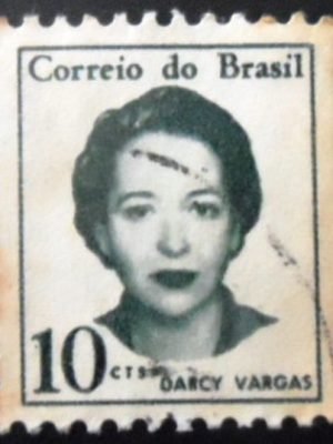 Imagem similar à do selo postal do Brasil de 1969 Darcy Vargas U