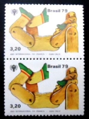 Par de selos postais do Brasil de 1979 Boneco de Pau M PR