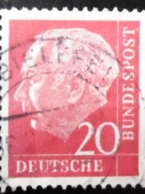 Imagem similar à do selo postal da Alemanha de 1954 Prof. Dr. Theodor Heuss 20 U sev