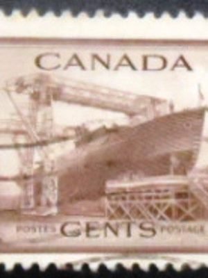 Selo postal do Canadá de 1942 Launching of Corvette HMCS La Malbaie