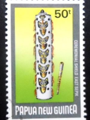 Selo postal de Papua Nova Guine de 1984 East Sepik Ceremonial Shield U