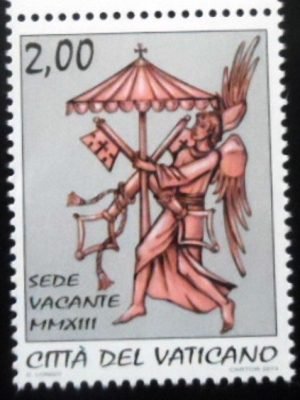 Selo postal do Vaticano de 2013 Angel with Coat of Arms of the Apostolic Chamber 2 M