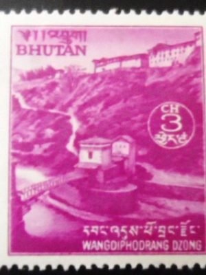 Selo postal do Butão de 1972 Wangdiphondrang Dzong and Bridge (Mauve) 3 N