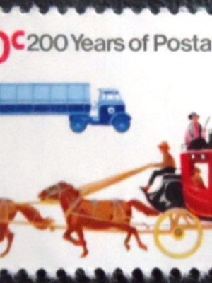 Selo postal dos Estados Unidos de 1975 Stagecoach and Modern Lorry N