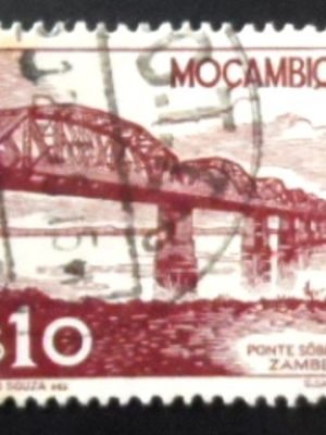 Selo postal de Moçambique de 1948 Bridge over Zambezi river U